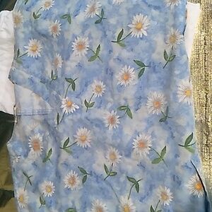 🩺Cherokee Inspired Comfort scrubs top w/daisies Healthcare white pants size Med